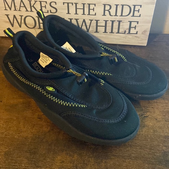 Body Glove Other - Body Glove water shoes boys size 5 black